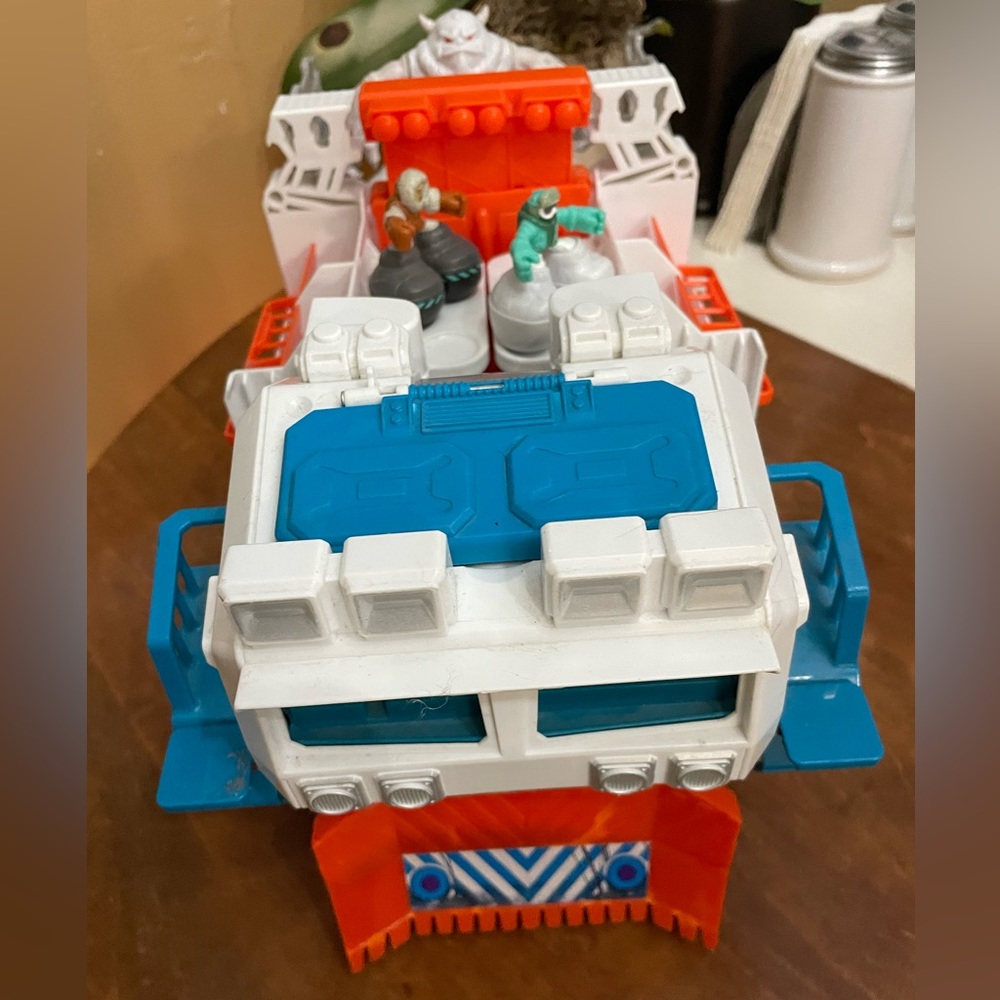 Matchbox Arctic Explorer Vehicle with Action Figures